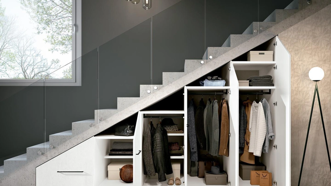 Armadio sottoscala con ante battenti Composizione 37 di Ferrimobili