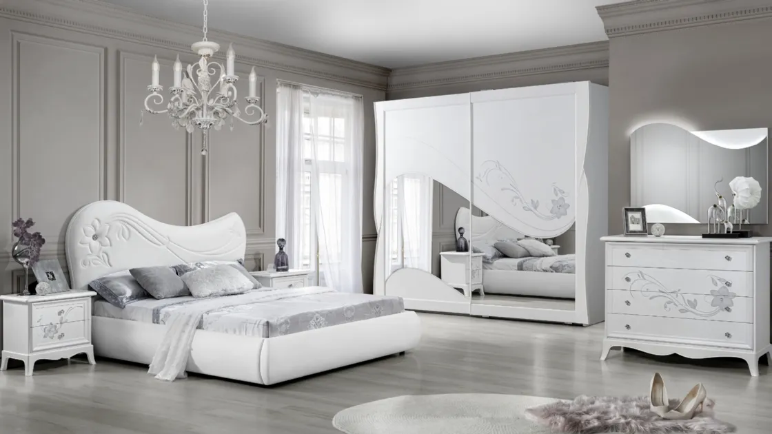 Armadio con ante scorrevoli Bedroom Carmen in laccato Bianco opaco con decoro floreale e specchi sagomati di Imba Srl