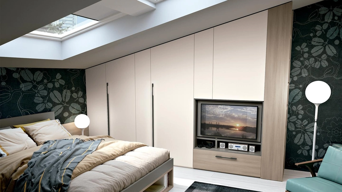 Armadio su misura per mansarde con vano porta TV Composizione 05 di Ferrimobili