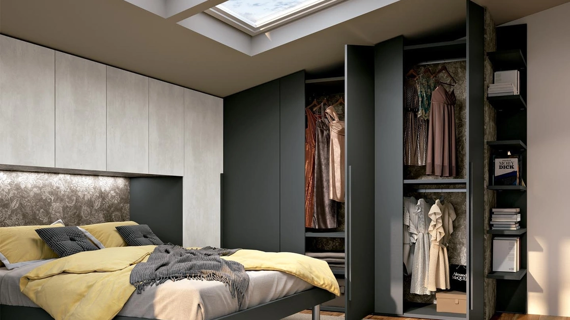 Armadio mansardato su misura e armadio a ponte con schienale in finitura pelle Composizione 07 di Ferrimobili