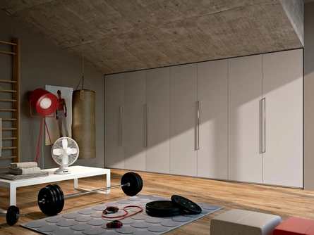 Armadio su misura per mansarda scalare Composizione 32 di Ferrimobili