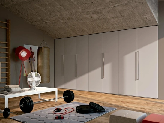 Armadio su misura per mansarda scalare Composizione 32 di Ferrimobili