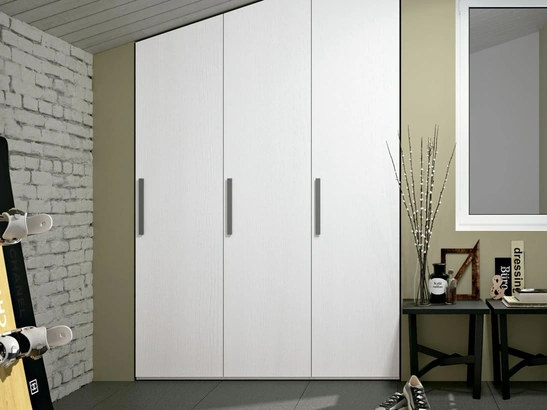 Armadio ripostiglio con ante battenti Composizione 33 di Ferrimobili