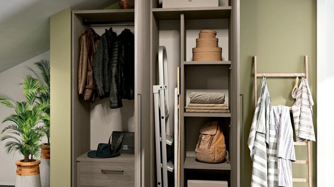 Armadio ripostiglio su misura Composizione 43 di Ferrimobili