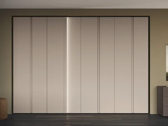 Armadio con anta battente in laccato opaco Visone con luce integrata Lewitt Lumia di Febal