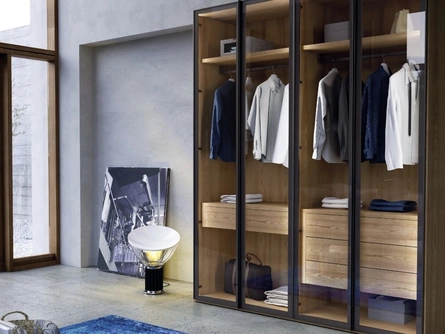 Armadio Nova Show finiture Argilla e Metal Black con ante in vetro di Imba Srl