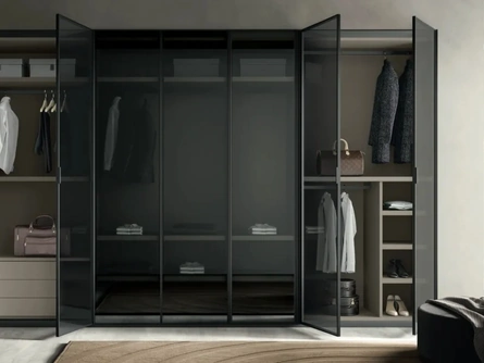 Armadio con anta battente in vetro Schik di Artigianmobili