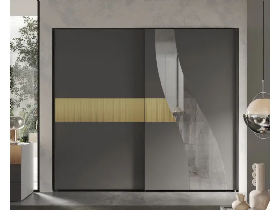 Armadio con ante scorrevoli laccato Grigio con fascia cannettata dorata e specchio Wave di Mobilificio AG