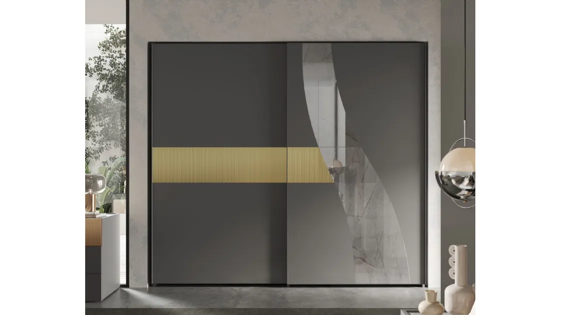 Armadio con ante scorrevoli laccato Grigio con fascia cannettata dorata e specchio Wave di Mobilificio AG