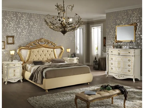 Comodino con decorazioni in foglia oro Achilea Patinato di Mobilificio AG