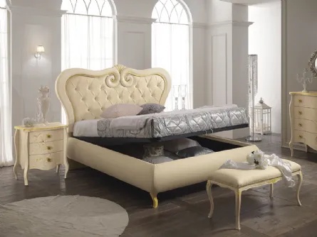 Comodino con decorazioni e maniglia a forma di fiore Flora patinato di Mobilificio AG
