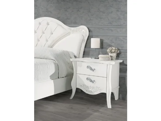 Comodino Tiffany con decori e maniglie argentate di Mobilificio AG