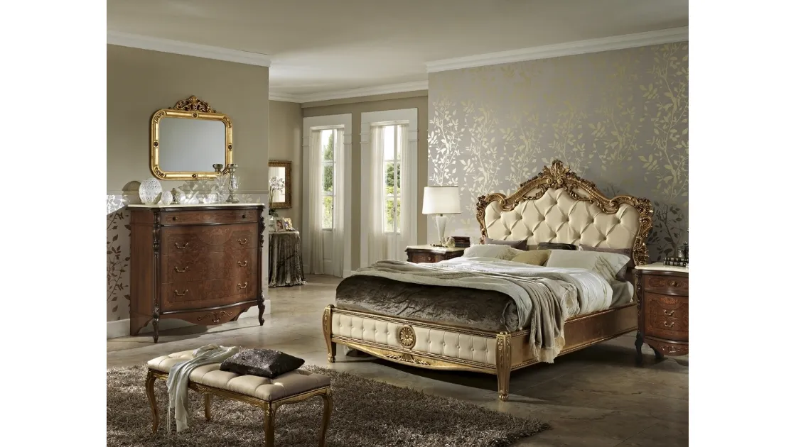 Letto classico in legno intarsiato con testiera in pelle Aida di Mobilificio AG