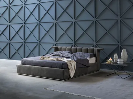 Letto scenografico in pelle con testiera trapuntata Ambassador di Novaluna