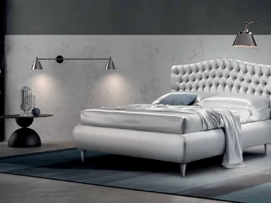 Letto in pelle argentata imbottito con testiera trapuntata in lavorazione capitonnè Auriga di Cosmo Letti