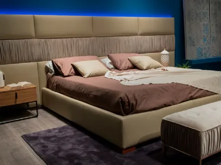 Letto con testiera modulare e morbida in cui le superfici sono scandite dall’alternarsi di rivestimento liscio e plissettato Infinity di Novaluna