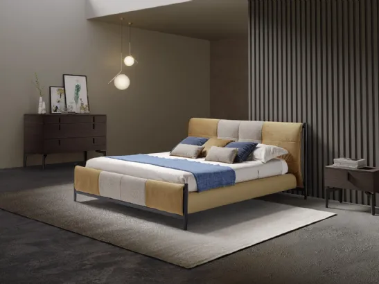 Letto in tessuto con testiera imbottita che riprende in chiave contemporanea il design degli anni 50 Aurelia di Novaluna