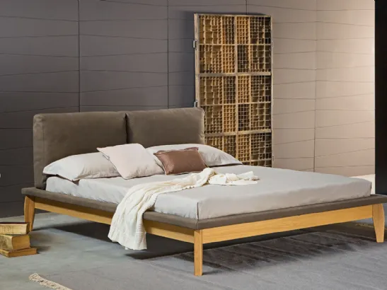 Letto matrimoniale in legno con testiera formata da due grandi cuscini in tessuto imbottito Da Vinci di Novaluna