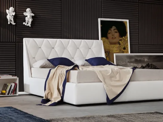 Letto dal design classico in pelle con testiera trapuntata e impreziosita da inserti metallici Diamond di Novaluna