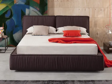 Letto matrimoniale accogliente e spazioso imbottito e rivestito in tessuto pieghettato Easy di Novaluna