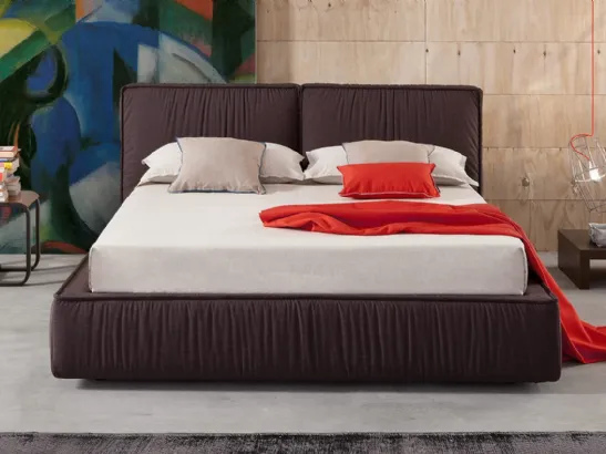 Letto matrimoniale accogliente e spazioso imbottito e rivestito in tessuto pieghettato Easy di Novaluna