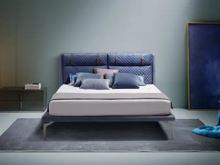 Letto dalla forte personalità con testiera in tessuto imbottito e trapuntato arricchita da cinghie in pelle con fibbie metalliche Firenze di Novaluna