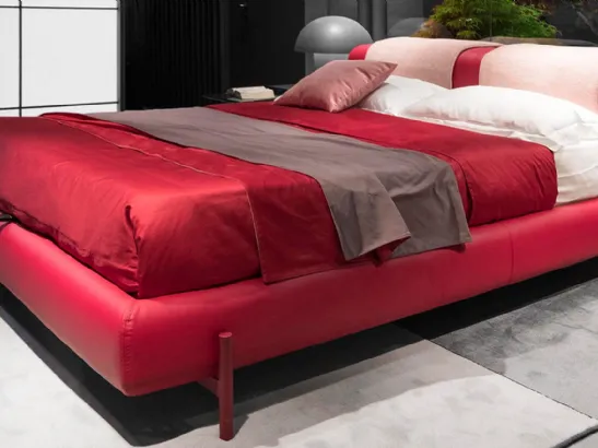Letto in pelle con testiera imbottita e piedini cilindrici in metallo Futon di Novaluna