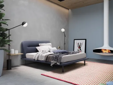 Letto in tessuto con testiera imbottita dalle linee eleganti ed esssenziali Malè di Novaluna