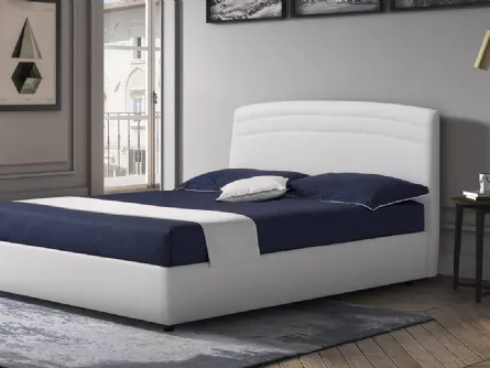 Letto in pelle dalle linee sinuose ed essenziali con testiera Manhattan di Novaluna