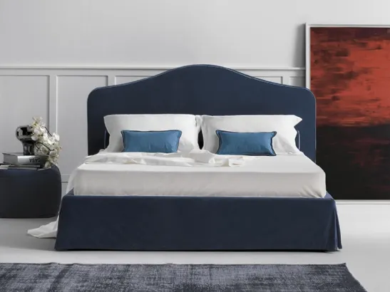 Letto classico in tessuto con testiera sagomata e bordino a contrasto Moon di Novaluna