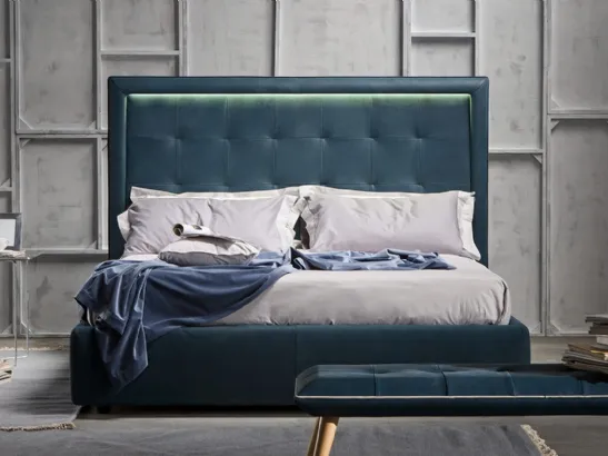 Letto dal design classico impreziosito dai punti luce LED inseriti nella testiera imbottita e trapuntata Prince di Novaluna