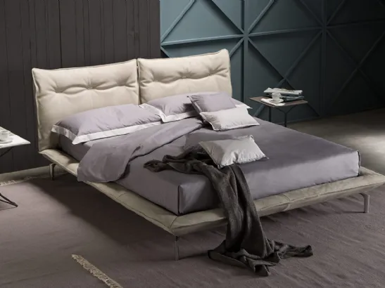Letto di design in pelle con testiera imbottita caratterizzato da dettagli in metallo specchiato Rem di Novaluna