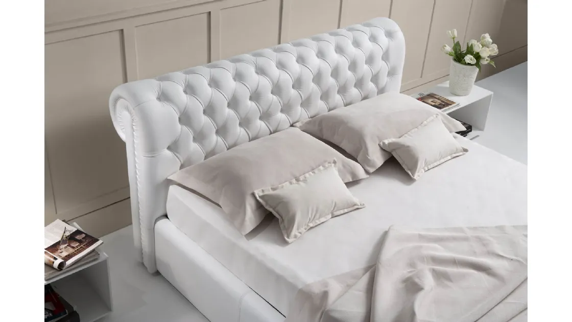 Letto in pelle imbottito con testiera lavorazione capitonné dalle linee classiche con box contenitore Royal di Novaluna