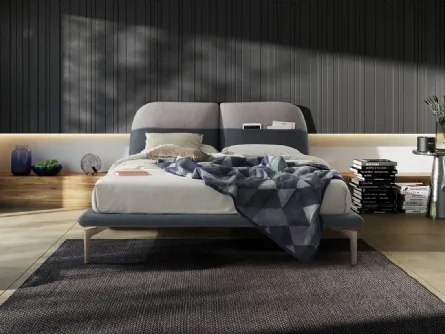 Letto imbottito con testiera con tasca integrata e giroletto basso con piedini in legno Tahiti di Novaluna