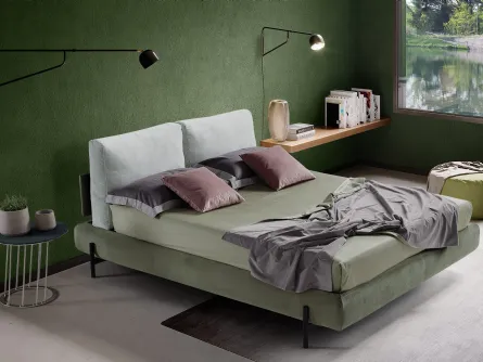 Letto in tessuto con testiera imbottita e box contenitore con piedi in metallo Thesis di Novaluna
