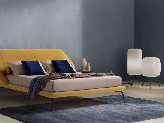 Letto di design rivestito in velluto con testiera avvolgente Origami di Novaluna