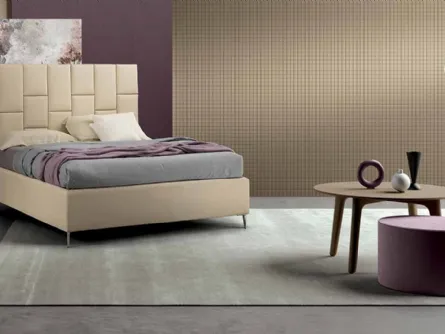 Letto in pelle con testiera formata da pannelli che si alternano come mattoni in una pregiata parete Pavè di Cosmo Letti