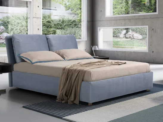 Letto in tessuto imbottito con testiera leggermente inclinata e box contenitore Wind di Novaluna