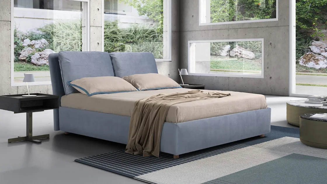 Letto in tessuto imbottito con testiera leggermente inclinata e box contenitore Wind di Novaluna