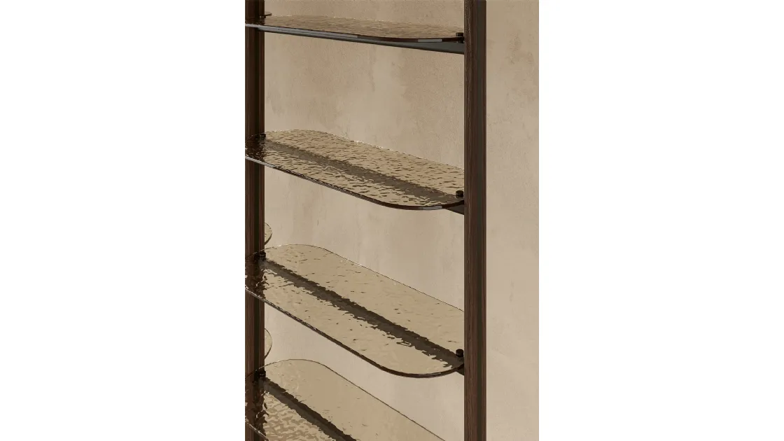 Libreria a muro con ripiani in vetro, montante in legno e struttura in metallo Stem di Nature Design