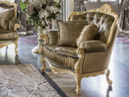 Poltrona Anastasia in tessuto e legno laccato con decorazioni in foglia oro di Mobil Più