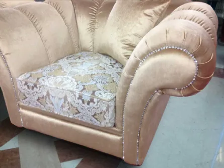 Poltrona classica in tessuto, impreziosita da cristalli Swarovski Elegance di Mobil Più