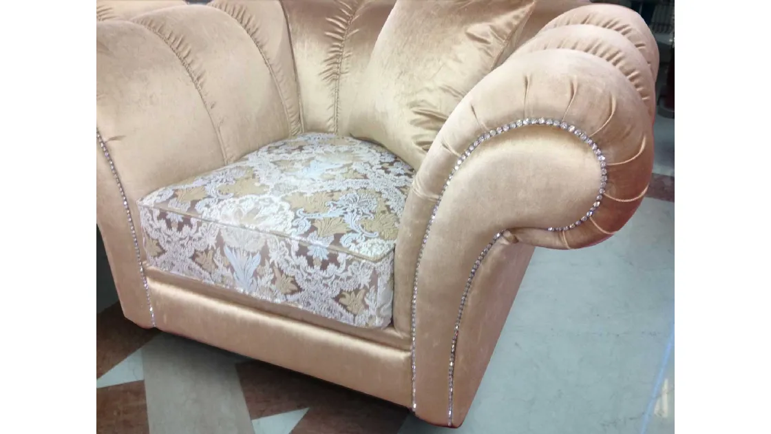Poltrona classica in tessuto, impreziosita da cristalli Swarovski Elegance di Mobil Più