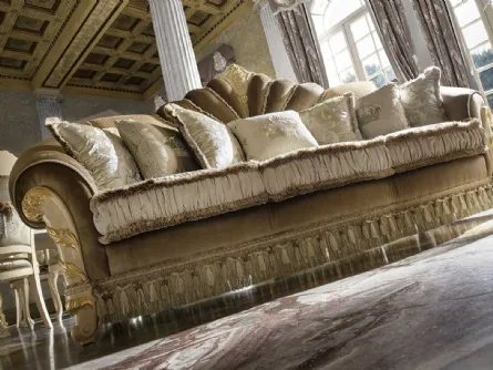 Divano classico in tessuto con particolari in legno lavorati in foglia oro Madame Royale di Mobil Più