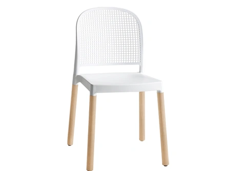 Sedia Anna con seduta in tecnopolimero e struttura in Faggio di Alta Corte