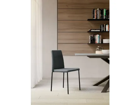 Sedia Aurora imbottita e rivestita in ecopelle con struttura in metallo di Arredo3