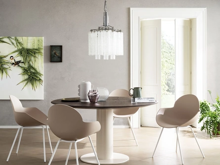 Sedia Cloe con seduta in tecnopolimero e gambe in Ferro di Alta Corte