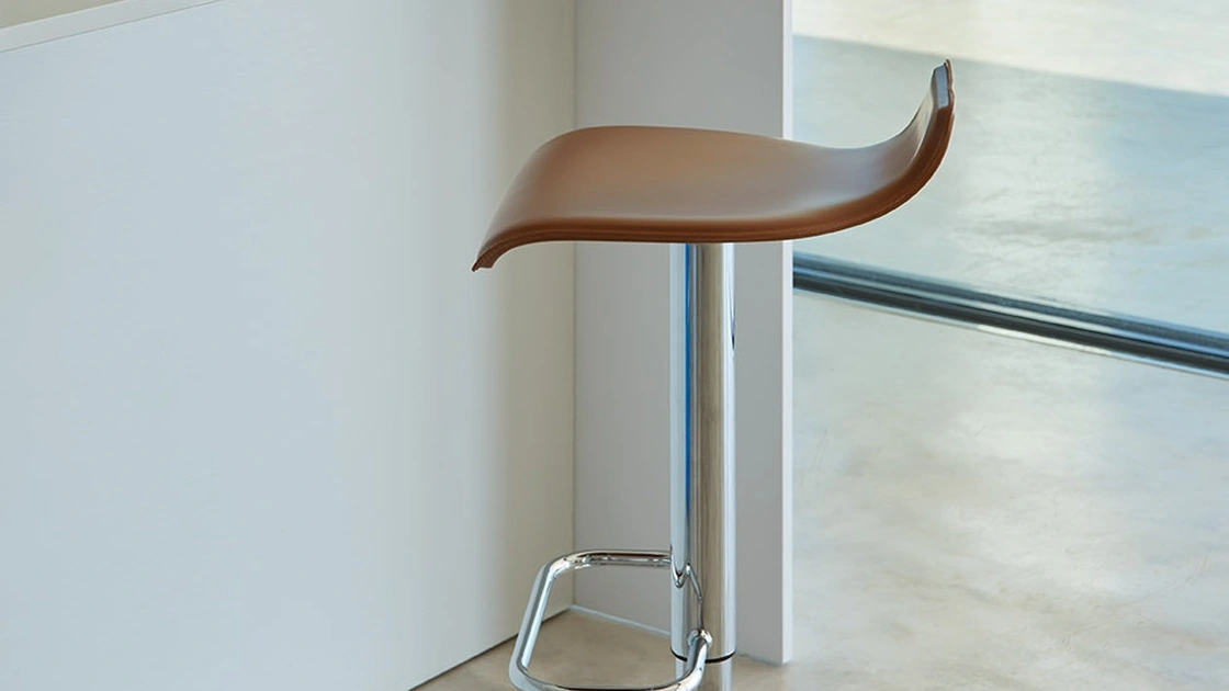 Sgabello Ego SG405gas in cuoio di Friulsedie