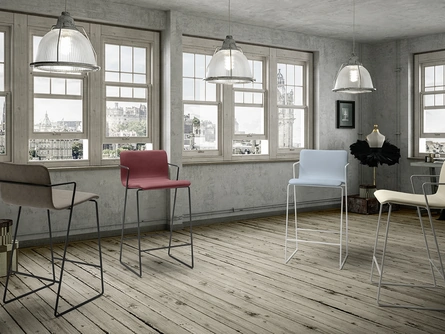 Sgabello Fluid C rivestito in tessuto o ecopelle con struttura in metallo di Zamagna