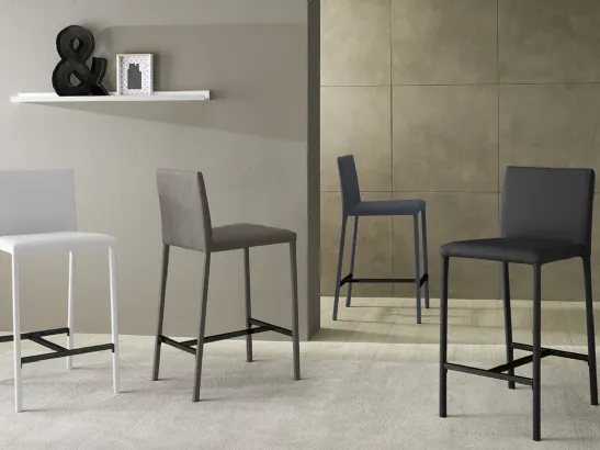 Sgabello Kilt C con struttura in metallo completamente rivestito in ecopelle di Zamagna